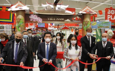 Bộ trưởng Nguyễn Hồng Diên cùng đại diện Tập đoàn Carrefour và Công ty T&T FOODS cắt băng khai mạc Tuần hàng Việt Nam.