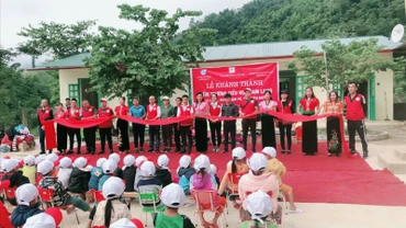Đại diện đơn vị tài trợ và Ban Giám hiệu Trường PTDT Bán trú Tiểu học số 2 Nà Hỳ cắt băng khánh thành đưa vào sử dụng phòng học mới.