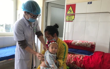 Theo dõi sức khỏe cho bệnh nhi điều trị tại Bệnh viện đa khoa Sa Pa (Lào Cai).