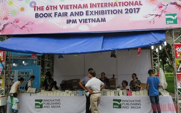 Tham gia các hội sách quốc tế để giới thiệu ấn phẩm là mong muốn của nhiều đơn vị xuất bản. (Ảnh: Hội chợ và Triển lãm sách quốc tế Việt Nam năm 2017)