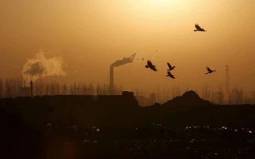 Khí thải thoát ra từ một nhà máy ở tỉnh Hà Bắc, Trung Quốc. (Ảnh: Reuters)
