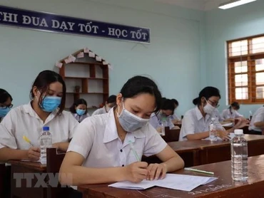 Thí sinh Bình Định làm bài thi môn Ngữ văn, sáng 6/8. Ảnh: TƯỜNG QUÂN/TTXVN