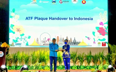 Nghi thức chuyển giao cờ đăng cai Diễn đàn Du lịch ASEAN 2023 giữa Campuchia và Indonesia. 