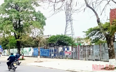 Sau 14 năm, khu đất hơn 9 nghìn m2 vẫn chỉ là bãi đất để không được quay tôn tạm bợ.