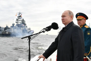 Tổng thống Nga V.Putin phát biểu chúc mừng các thủy thủ. (Ảnh: TASS)