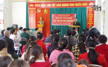 Lớp xóa mù chữ tại bản Cột Mốc cho 47 đồng bào dân tộc H’Mông.