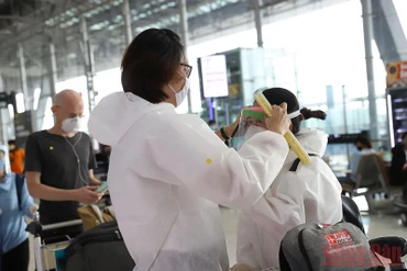 Du khách tại sân bay quốc tế Suvarnabhumi, Thái Lan. (Ảnh: Tuấn Anh)