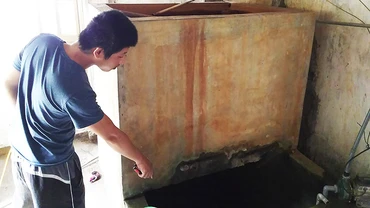 Nhiều hộ dân vẫn sử dụng nước sinh hoạt từ giếng khoan qua bể lọc.