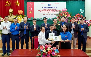 Bí thư T.Ư Đoàn TNCS Hồ Chí Minh Nguyễn Ngọc Lương (đứng giữa, hàng sau trong ảnh) cùng đại diện lãnh đạo Đoàn Khối các cơ quan T.Ư, Thành đoàn Hà Nội, Ban Quản lý Khu di tích Chủ tịch Hồ Chí Minh và các đơn vị liên quan tại lễ ký kết triển khai công trình số hóa tài liệu, hiện vật.