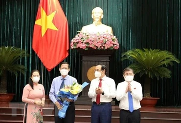 Ông Phan Văn Mãi nhận hoa chúc mừng của các vị lãnh đạo TP Hồ Chí Minh. (Ảnh: TTXVN)