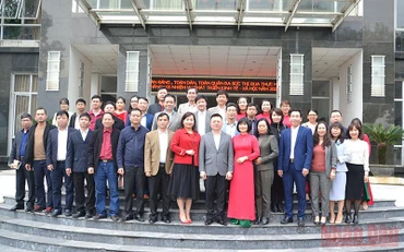 Đồng chí Lê Quốc Minh chụp ảnh lưu niệm với cán bộ, nhân viên Báo Lào Cai.