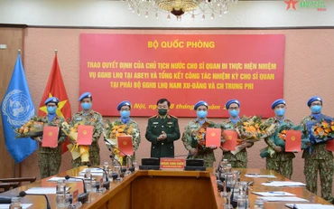 Thượng tướng Hoàng Xuân Chiến trao Quyết định của Chủ tịch nước và tặng hoa các sĩ quan làm nhiệm vụ Gìn giữ hòa bình tại Liên hợp quốc tại Phái bộ UNISFA.