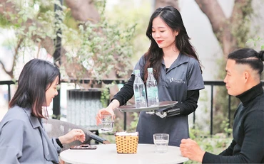Người khuyết tật tự tin hòa nhập cộng đồng nhờ sử dụng cánh tay rô-bốt Vulcan. (Ảnh KHÁNH HẠ) 