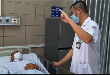 BS Nguyễn Trung Nguyên kiểm tra thị lực của bệnh nhân Covid-19.