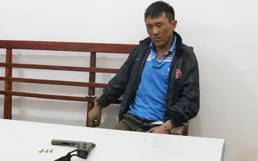 Sềnh A Ly cùng vũ khí khi bị bắt giữ.