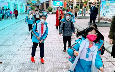 Học sinh Trường Tiểu học Nguyễn Thượng Hiền (quận Ngô Quyền) trong ngày đầu trở lại trường học trực tiếp.