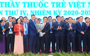 Chủ tịch và Ban Chấp hành T.Ư Hội Thầy thuốc trẻ Việt Nam khóa IV, nhiệm kỳ 2020-2025 ra mắt Đại hội.