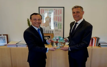 Đại sứ Lương Thanh Nghị chào xã giao Thứ trưởng Ngoại giao Đan Mạch phụ trách Thương mại và Bền vững toàn cầu Steen Hommel. Ảnh:BNG