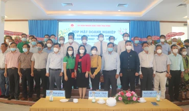 Đại diện các doanh nghiệp, dự án đầu tư chụp ảnh cùng lãnh đạo Tỉnh ủy, UBND tỉnh Trà Vinh tại buổi họp mặt.