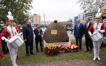 Lễ đặt phiến đá tại nơi dự kiến dựng tượng Bác Hồ. Saint Petersburg tháng 10/2020. 