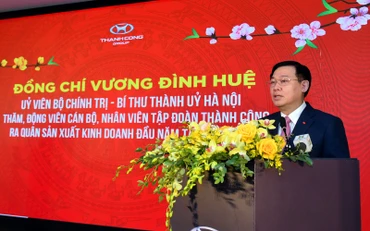 Đồng chí Vương Đình Huệ, Ủy viên Bộ Chính trị, Bí thư Thành ủy phát biểu đông viên cán bộ, nhân viên Tập đoàn Thành Công nhân dịp đầu xuân Tân Sửu.