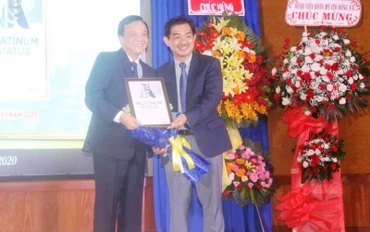 Lãnh đạo Bệnh viện đa khoa Đồng Nai nhận vinh danh giải thưởng Bạch kim của Tổ chức Đột quỵ thế giới.