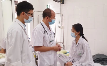 PGS, TS Đỗ Duy Cường thăm khám cho bệnh nhân đang điều trị tại Trung tâm.