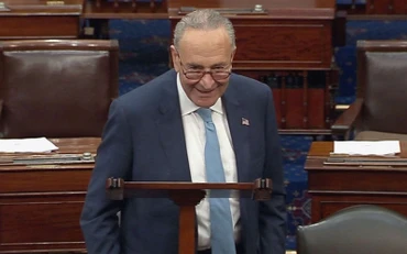 Lãnh đạo phe đa số tại Thượng viện Chuck Schumer thông báo đạt được thỏa thuận nâng trần nợ công. (Ảnh: ABC News)