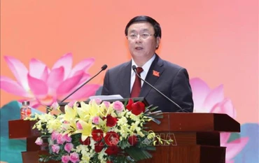 Đồng chí Nguyễn Xuân Thắng, Ủy viên Bộ Chính trị, Chủ tịch Hội đồng Lý luận Trung ương, Giám đốc Học viện Chính trị quốc gia Hồ Chí Minh phát biểu tại tọa đàm. (Ảnh: TTXVN)