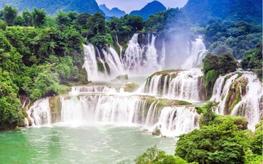 Thác Bản Giốc nằm trong Công viên địa chất Non nước Cao Bằng là một trong bốn dòng thác xuyên quốc gia lớn nhất thế giới (Ảnh: TRAVEL LOVER) 