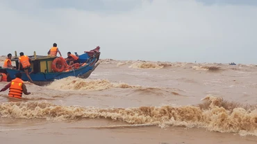Đội cứu nạn đang tiếp cận gần tàu Vietship.