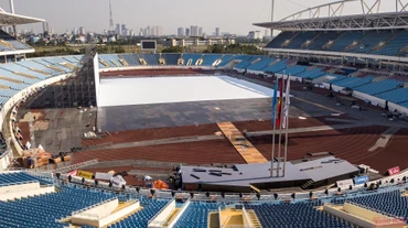 Để chuẩn bị cho Lễ khai mạc SEA Games 31 diễn ra vào ngày 12/5, hàng trăm công nhân đang hối hả làm việc để biến Sân vận động Mỹ Đình thành đại sân khấu. (Ảnh: THÀNH ĐẠT)