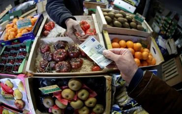 Mua bán trong một khu chợ tại TP Nice, Pháp, năm 2019. (Ảnh: Reuters)