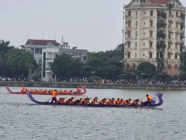Sôi nổi cuộc đua bơi chải trên hồ Văn Lang