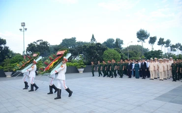 Đoàn đại biểu Thành phố dâng hoa, hương tưởng nhớ anh hùng liệt sĩ.