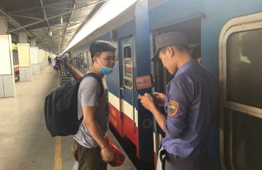 Hành khách đi tàu thống nhất, xuất phát tại ga Sài Gòn.