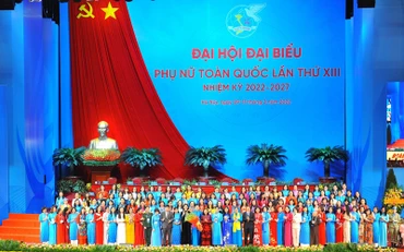 Ban Chấp hành Trung ương Hội Liên hiệp Phụ nữ Việt Nam khóa XIII ra mắt Đại hội. (Ảnh: TTXVN)