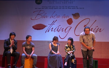 Các cây bút trẻ trao đổi tại tọa đàm Bản hòa âm tháng Chín.Ảnh: Việt Khôi