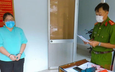 Tống đạt quyết định khởi tố vụ án, khởi tố bị can và lệnh bắt bị can để tạm giam với Nguyễn Phương Thanh.