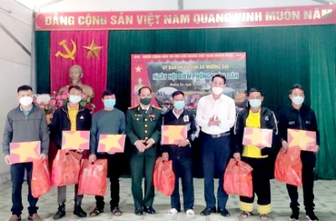 Tặng quà cho các già bản, trưởng bản, người có uy tín tại Ngày hội Biên phòng toàn dân.
