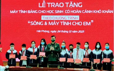 Trung tá Đặng Anh Tuấn, Giám đốc Chi nhánh Viettel Hải Phòng trao máy tính bảng tặng học sinh có hoàn cảnh khó khăn trên địa bàn thành phố Hải Phòng.