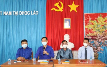 Đồng chí Souliya Keophilavong (thứ 2 từ trái sang) khẳng định, tuổi trẻ hai nước Lào - Việt Nam sẽ tiếp tục đoàn kết, hợp tác chặt chẽ hơn nữa.