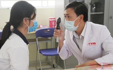 Khám mắt miễn phí cho học sinh Bạc Liêu.