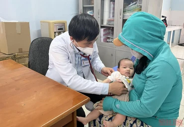 Đưa trẻ đi khám bệnh tại Trạm Y tế phường Trường Thọ, thành phố Thủ Đức, Thành phố Hồ Chí Minh.