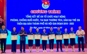 Khen thưởng các tập thể, cá nhân tham gia hoạt động chống đuối nước, chống xâm hại trẻ em.