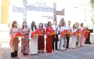 Cắt băng khai mạc phòng trưng bày chuyên đề “Một số tư liệu về áo dài Huế xưa và nay”.