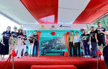 Các đại biểu và khách mời cùng thực hiện lễ giới thiệu Dự án Trung tâm Cứu hộ gấu Việt Nam II.