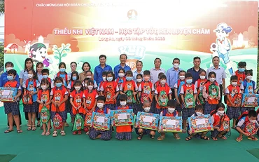 Ban Tổ chức trao học bổng và quà tặng thiếu nhi tại Ngày hội.