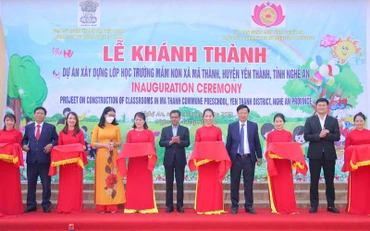 Các đại biểu cắt băng, khánh thành các lớp học mần non xã Mã Thành.