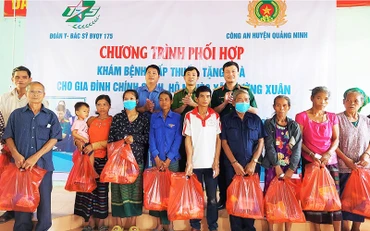 Đại diện các đơn vị tặng quà cho gia đình chính sách, hộ nghèo. 